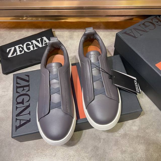 Ermenegildo Zegna 杰尼亚 光滑皮革 Tiziano 低帮运动鞋 这款tiziano 低帮运动鞋摔花纹牛皮制成，饰以丰富的工艺细节，如骆马红棕色