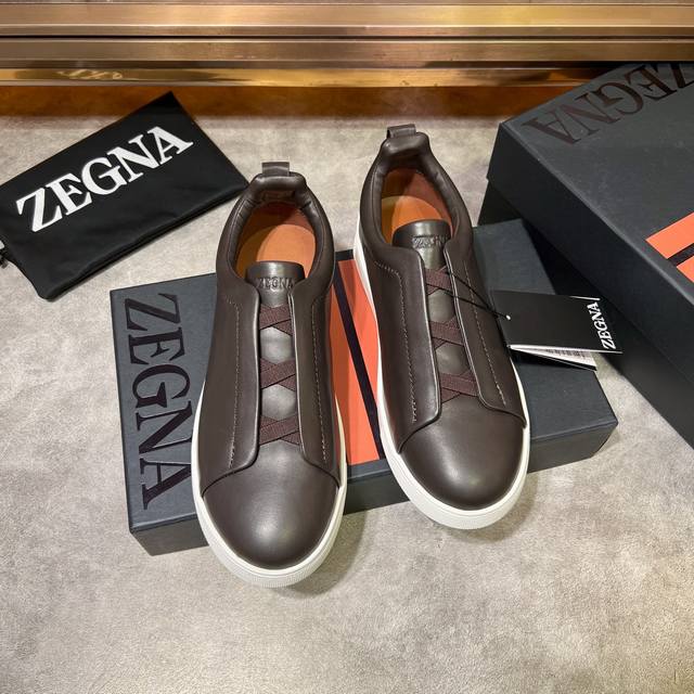 Ermenegildo Zegna 杰尼亚 光滑皮革 Tiziano 低帮运动鞋 这款tiziano 低帮运动鞋摔花纹牛皮制成，饰以丰富的工艺细节，如骆马红棕色