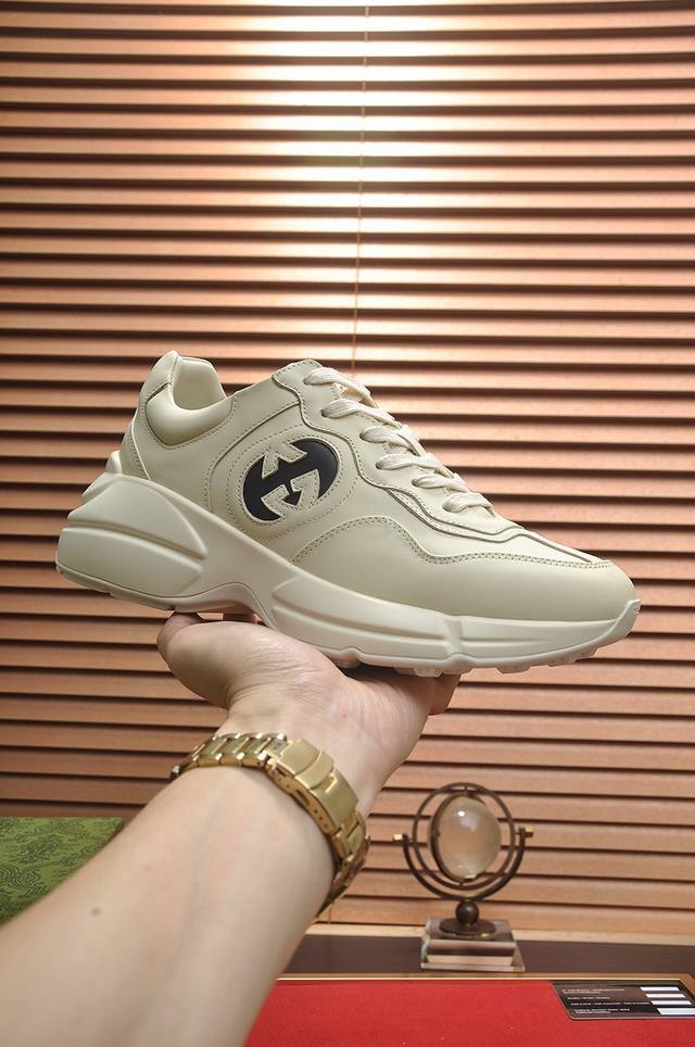 出厂价 Gucci 情侣款 最高版本古奇爆款老爹鞋。专柜同步发售 ，，鞋面采用进口牛皮，舒适羊皮内里，脚感一级棒，原版轻便减震加厚发泡大底，简约拼色，百搭帅气，