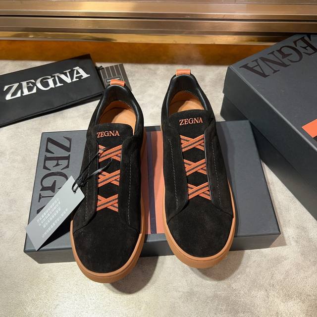 Ermenegildo Zegna 杰尼亚 光滑皮革 Tiziano 低帮运动鞋 这款tiziano 低帮运动鞋摔花纹牛皮制成，饰以丰富的工艺细节，如骆马红棕色