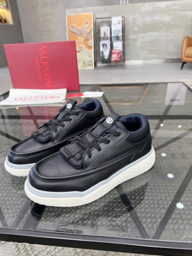h 顶级代购 华 炸街情侣款运动鞋新品，经反复试验终打造出完美版本，经典的华伦家高超拼接工艺技术瞬间成为高富帅，意大利进口原版牛皮面料，柔软舒适网布内里垫，鞋底