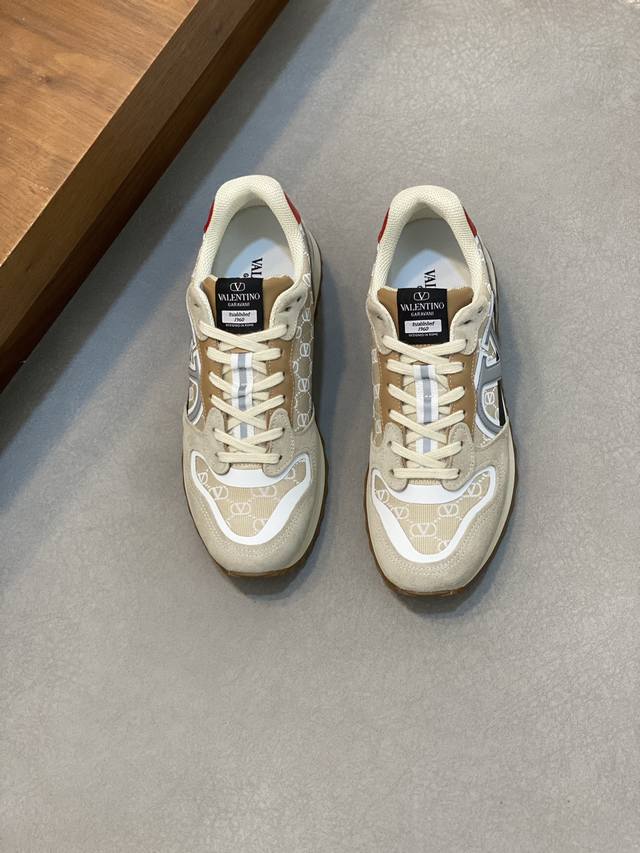 valention 华伦天奴 -高端品质 原单 -鞋面：纳帕小牛皮、品牌网帆布布匹、鞋舌.鞋身.注塑品牌图腾 -内里：品牌帆布 -大底：超轻tpu发泡 橡胶；成