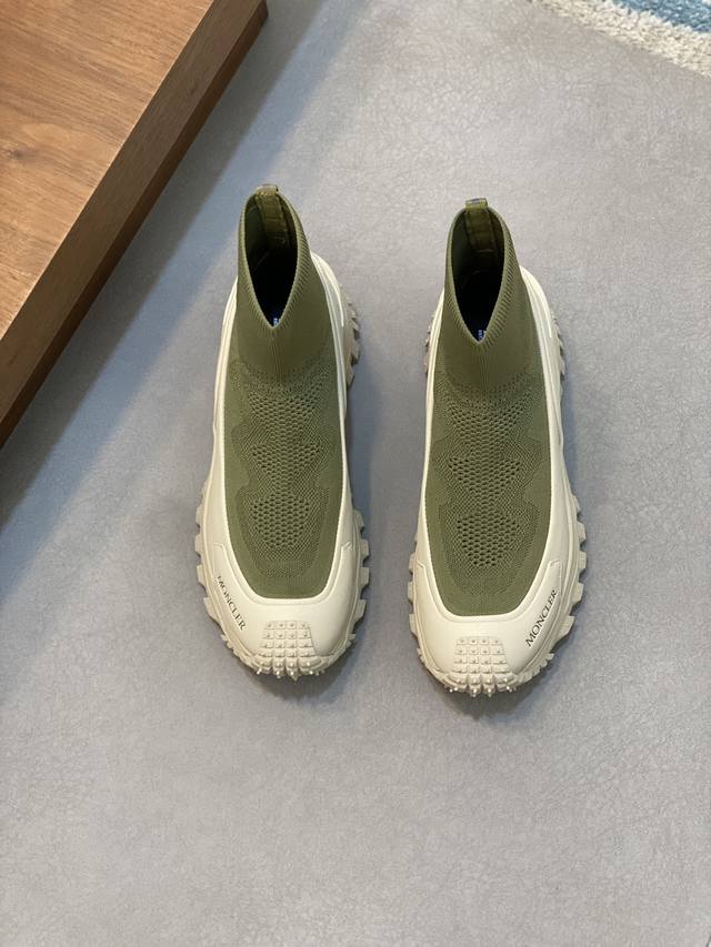 moncler 蒙口情侣袜子休闲鞋，具有舒适防滑性能，采用科技面料制成。兼备创新、功能性与图形细节于一体，从高山氛围汲取灵感，诠释潮流时尚。蜂窝网布，氯丁橡胶
