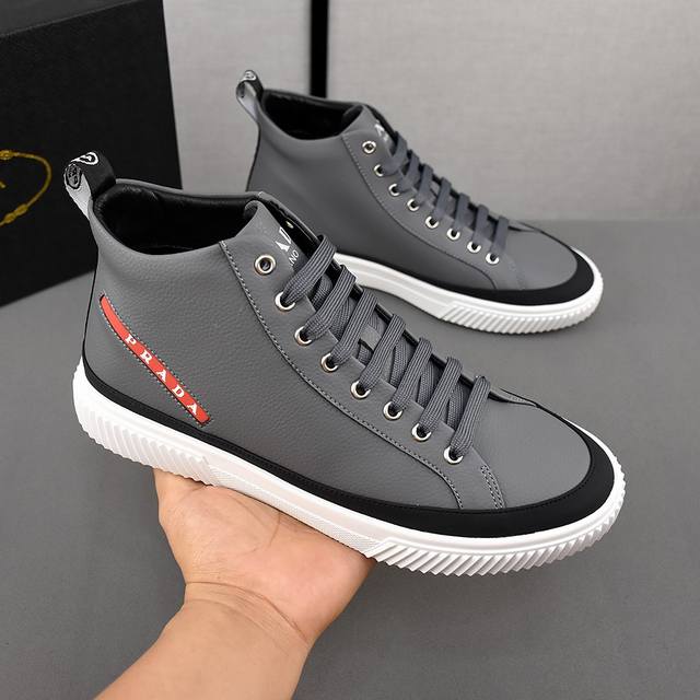 prada 普拉达 高帮运动休闲鞋。 。鞋面采用牛皮，羊皮内里，橡胶大底，脚感舒适，男码38-44，按平时穿着码数选择。