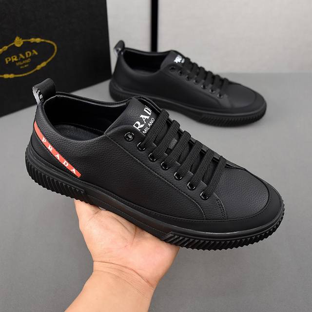 普拉达 Prada 。引爆全场！不断创新的国际品牌 此款男士休闲鞋，原版版本，专柜一比一牛皮材质，皮垫脚橡胶防滑大底，透气舒适以质量说话38-44