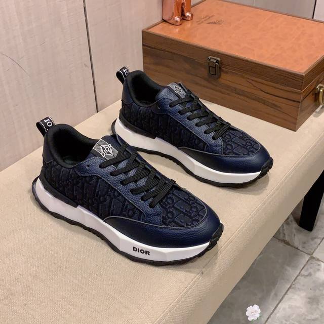 新款: 厂价: 迪奥dior* 最新爆款休闲鞋，顶端品牌奢侈～代购，顶级～质量。鞋面選用进口透气牛皮搭配材质透气羊皮垫脚 精细做工。原版个性时尚柔软橡膠耐磨防滑