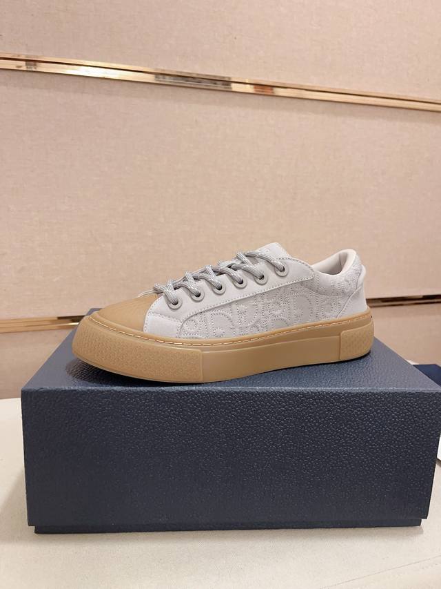 工厂价: 迪奥 Dior 顶级情侣款新款休闲运动风情侣鞋，全新四季款设计，完美做工，系带懒人款打造装柜品质，鞋面：进口头层牛皮，羊皮内里柔软舒适，超轻tpu耐磨