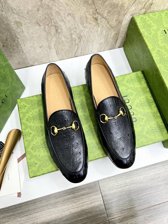 g家新品 Gucc* 古～ Jordaan系列男士马衔扣乐福鞋皮鞋 官方售价rmb P18870 采用进口鸵鸟皮 打造制成 饰以品牌标志性马衔扣细节 致敬guc