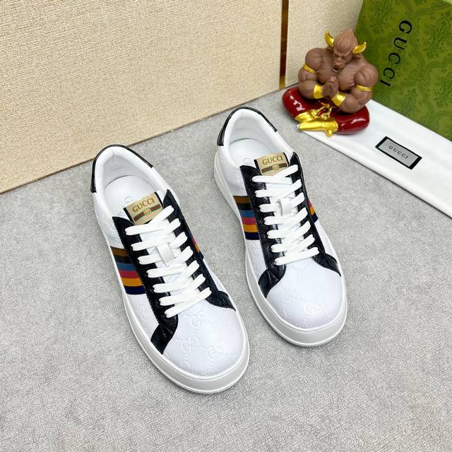 工厂价 Gucci 古奇官网男士休闲鞋同步款，鞋面选用牛皮配进口新品牌元素 古奇，彰显不俗的气息，设计简约套脚款型 超级百搭 内里皮，气垫橡胶大底 ，2个颜色可