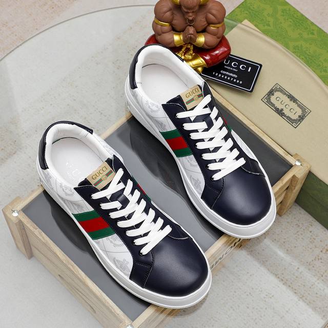 工厂价 Gucci 古奇官网男士休闲鞋同步款，鞋面选用牛皮配进口新品牌元素 古奇，彰显不俗的气息，设计简约套脚款型 超级百搭 内里皮，气垫橡胶大底 ，2个颜色可