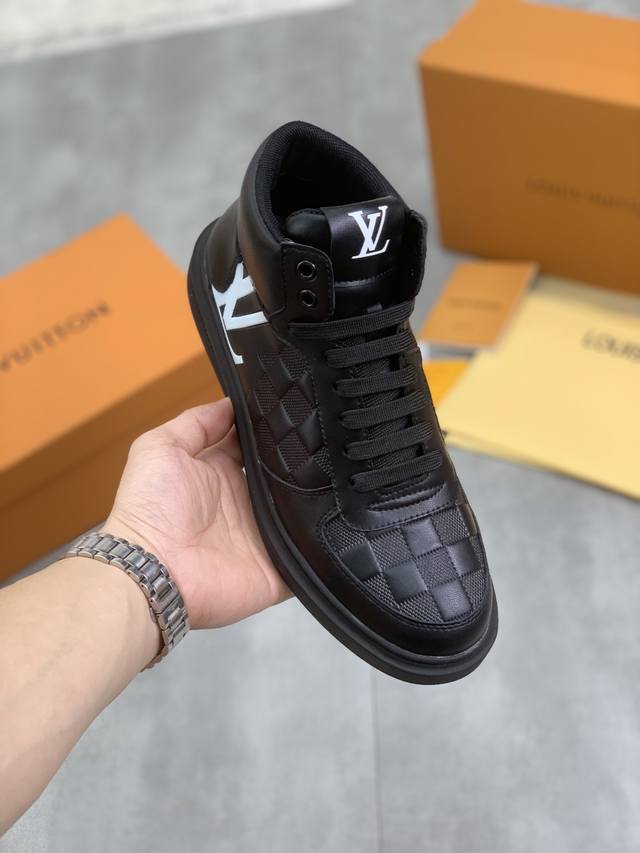 出厂价 实价 Louis Vuitton 新款高帮lv路易威登 * Lv经典高帮潮鞋！选用进口原厂柔软小牛皮，水染猪皮内里.原版耐磨橡胶大底！高品质精品！码数：