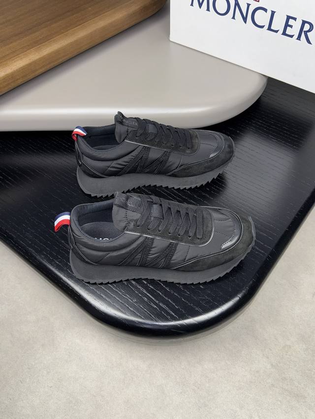moncler 盟可睐 蒙口 -高端品质 原单休闲运动鞋 -鞋面：反绒小牛皮、品牌丝光感布匹、鞋身车缝品牌logo图腾、后跟品牌织带.空压品牌logo -内里：