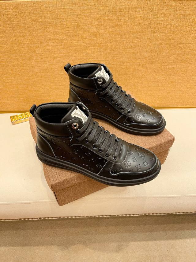 工厂价 。高帮［Lv］路易威登男士最新款休闲皮鞋！专柜同步上市！原版一比一复刻。全进口牛皮 内里采用头层顶级羊皮，原版原厂特供橡胶大底。引领时尚新概念。配码：3
