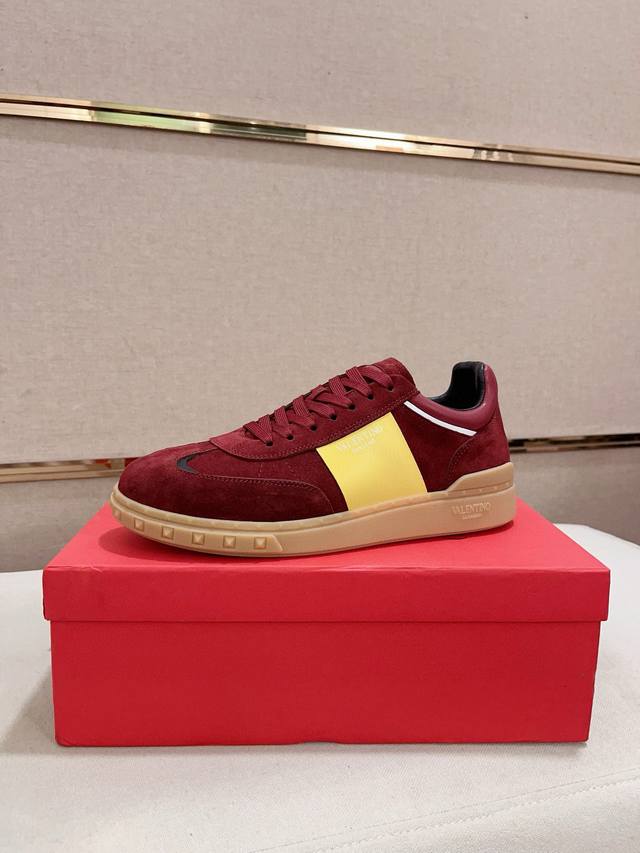 工厂价: Valentl华伦天奴 顶尖工艺 华伦天奴，时尚休闲运动款，多元素拼色！纯正高品质可1：1比较！面料：原版小牛皮 再生尼龙！内里：小羊皮附垫！质感、舒