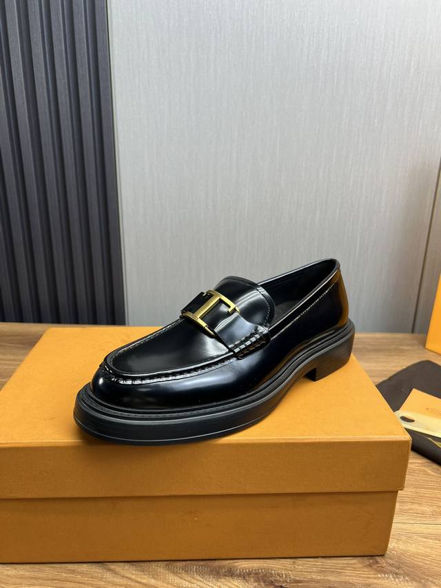 工厂价 Tod'S 托德斯男士正装休闲皮鞋，采用头层牛皮制作，质感超强，正面饰以经典品牌logo，原版橡胶防滑大底，脚感舒适，经久耐穿！ Size：38-44