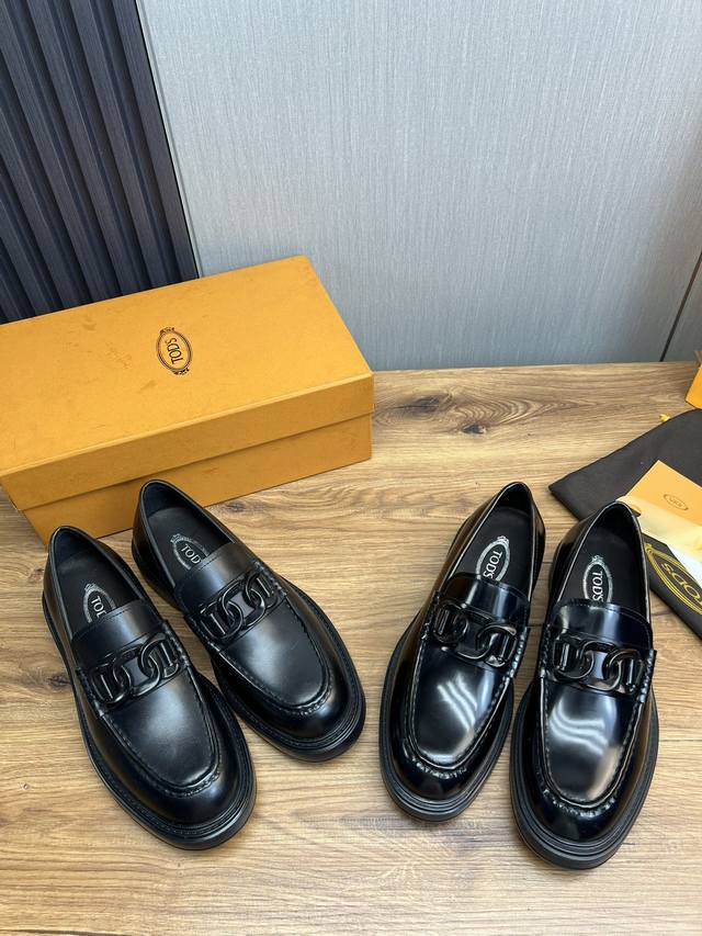 工厂价 Tod'S 托德斯男士正装休闲皮鞋，采用头层牛皮制作，质感超强，正面饰以经典品牌logo，原版橡胶防滑大底，脚感舒适，经久耐穿！ Size：38-44