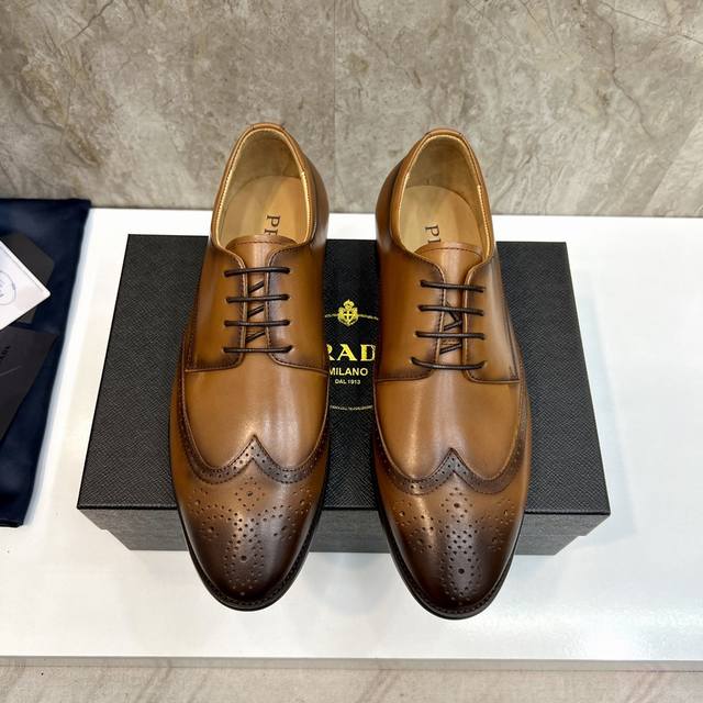 原单品质： 品牌：Prada 普拉达 标准码：男码38 44 45 46可以定做 等级：官网同款 高品质男鞋 材料：原版牛皮 水染牛皮内里 橡胶大底 款式类别：