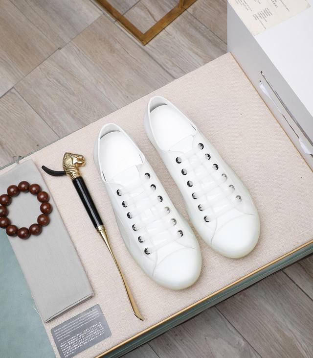 出厂价: 品牌：纪梵希 Givenchy 尺码：38-44 等级：官网1:1 做工考究 材料：原版丝绸牛皮鞋面舒适透气内里 品牌五金扣装饰 橡胶防滑大底 款式类