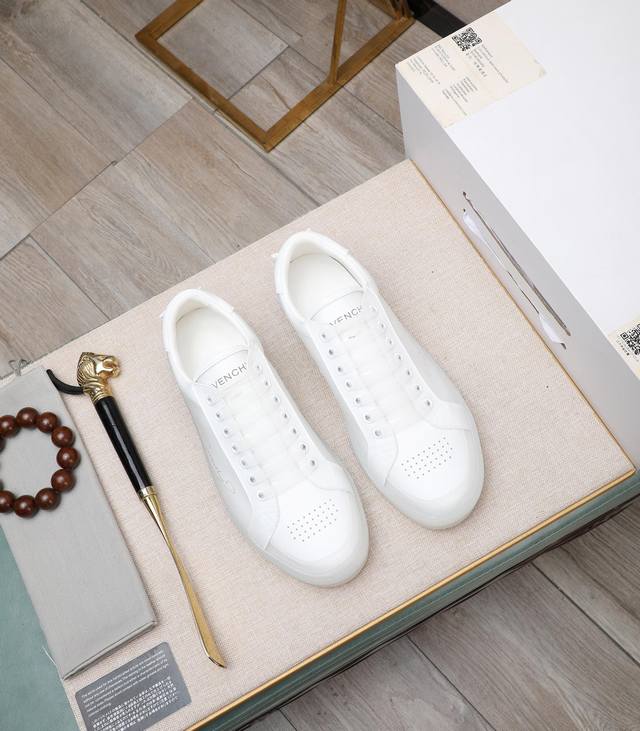出厂价: 品牌：纪梵希 Givenchy 尺码：38-44 等级：官网1:1 做工考究 材料：原版丝绸牛皮鞋面舒适透气内里 品牌五金扣装饰 橡胶防滑大底 款式类
