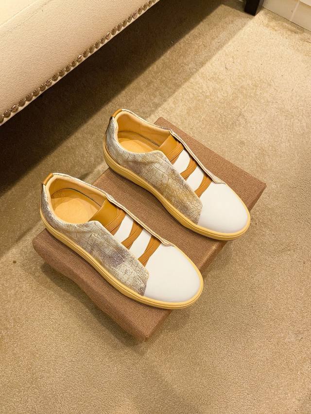 工厂价 Gucci 古奇2024新款精心打造，引爆全场！不断创新的国际品牌 此款男士四季休闲鞋，原版版本，鞋面采用牛皮面料 ，皮垫脚真爆超轻防滑大底，透气舒适以