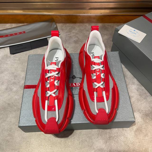 官网1.1 Prada 普拉达男士系带皮革休闲运动鞋，鞋面牛皮拼接透气网面打造 柔软舒适透气 鞋舌装饰prada品牌字母标识 橡胶厚底与红标鞋舌相呼应 款式时尚