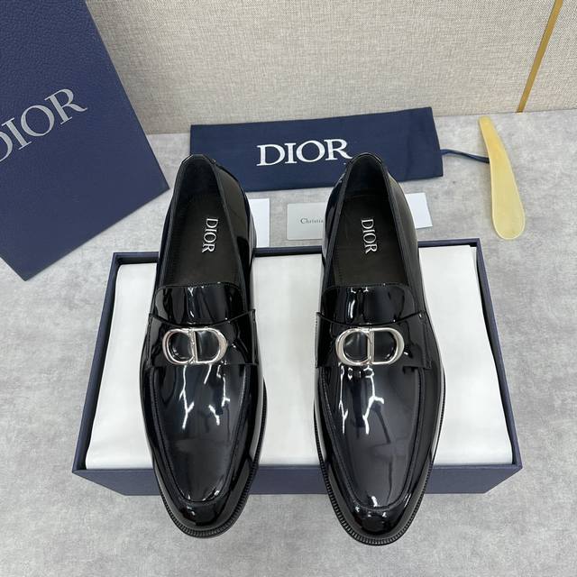 cd家新品 Dio* Timeless 乐福一脚蹬皮鞋 官方售价 Rmb ,8600 这款乐福鞋体现经典的优雅气质。采用黑色牛皮 开边珠亮皮 精心制作，经典廓形