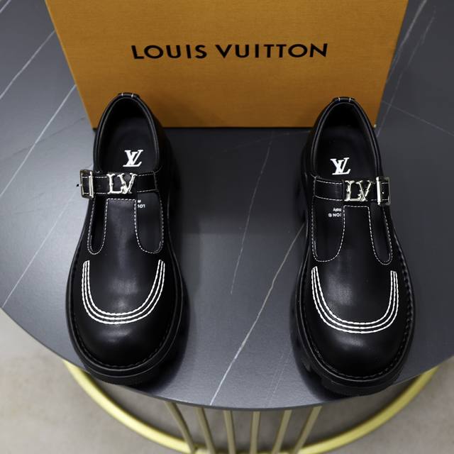 出厂价： 情侣ss秋冬新款louis Vuitton Lv低帮 Lv 这一季的真的太香了～ 小牛面，金属字母牌，Lv钻扣点缀， 细节 高级感直接拉满上脚无敌帅气