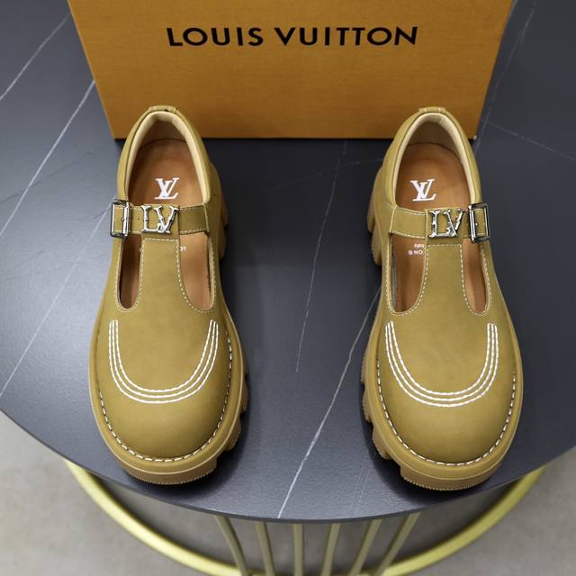 出厂价： 情侣ss秋冬新款louis Vuitton Lv低帮 Lv 这一季的真的太香了～ 小牛面，金属字母牌，Lv钻扣点缀， 细节 高级感直接拉满上脚无敌帅气