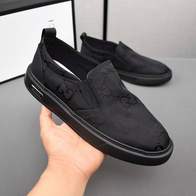 gucci 古驰 ，时尚小布鞋，鞋面采用透气布料，橡胶发泡鞋底，男码38-44Gucci 古驰 ，时尚小布鞋，鞋面采用透气布料，橡胶发泡鞋底，男码38-44
