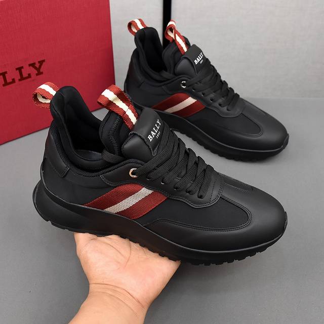 pp Bally 巴利 新款男士拼接休闲运动鞋，采用进口小牛皮搭配高弹力布而成，两侧缀以红色装饰鞋外腰饰有bally品牌标志，双层外鞋舌饰有bally 品牌标志