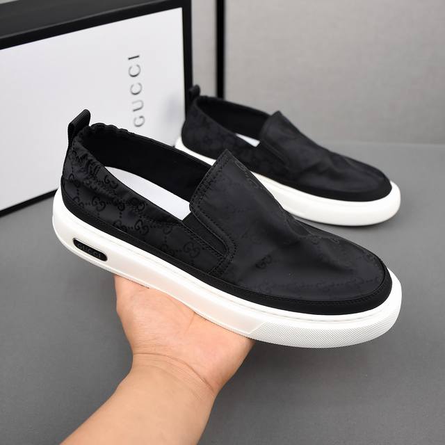 gucci 古驰 ，时尚小布鞋，鞋面采用透气布料，橡胶发泡鞋底，男码38-44
