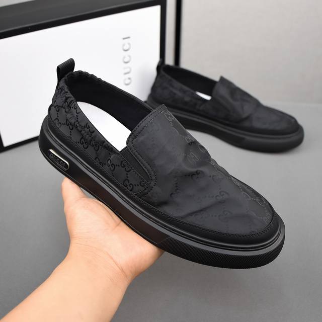 gucci 古驰 ，时尚小布鞋，鞋面采用透气布料，橡胶发泡鞋底，男码38-44