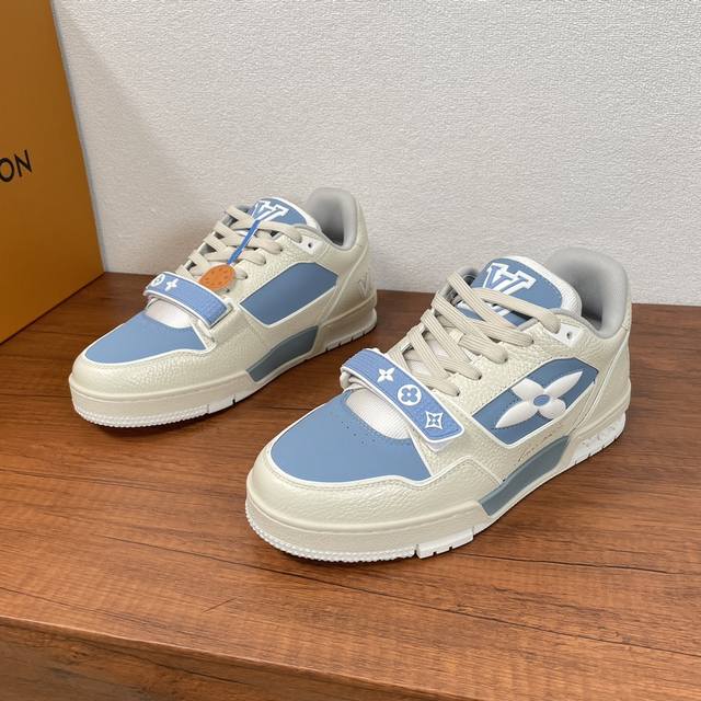 新款lv Trainer 运动鞋出货 本款 Lv Trainer 运动鞋以正绒面和粒面牛皮革重绎 Virgil Abloh 的经典之作，再为同色系橡胶外底点缀