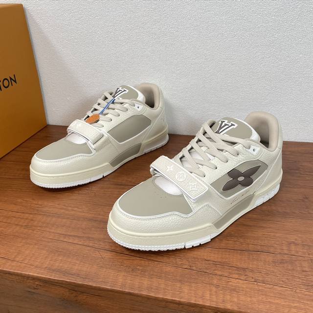 新款lv Trainer 运动鞋出货 本款 Lv Trainer 运动鞋以正绒面和粒面牛皮革重绎 Virgil Abloh 的经典之作，再为同色系橡胶外底点缀