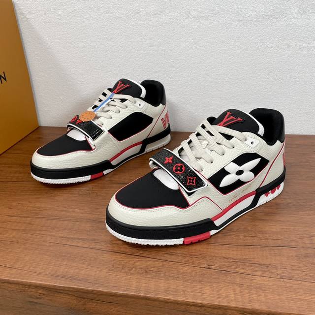 新款lv Trainer 运动鞋出货 本款 Lv Trainer 运动鞋以正绒面和粒面牛皮革重绎 Virgil Abloh 的经典之作，再为同色系橡胶外底点缀