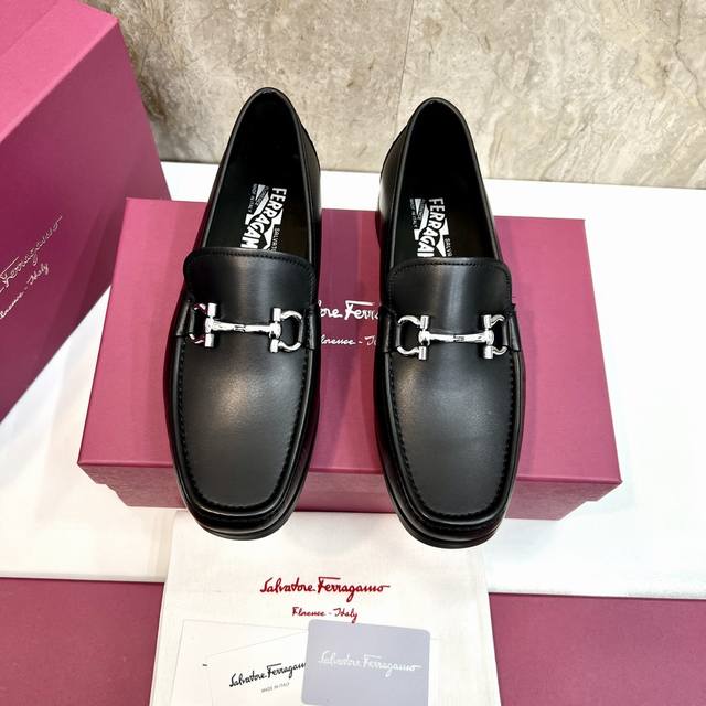 原单品质 品牌：Ferragamo 菲拉格慕 标准码：男码39–44 38.45可以定做 等级：官网同款 高品质男鞋 材料：定制头层小牛皮 搭配水染牛皮内里 牛