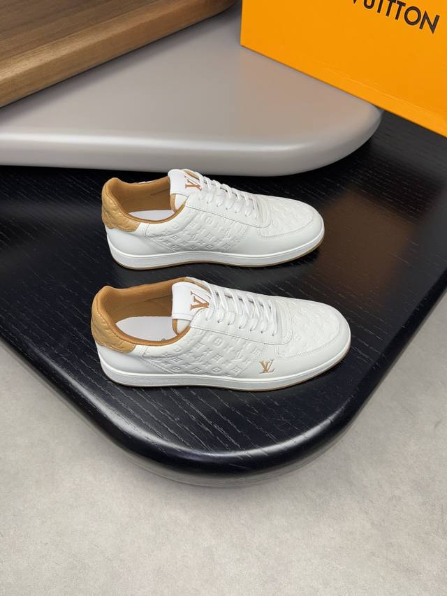 louis Vuitton 路易威登 -高端品质 原单 -鞋面：丝绸小牛皮.空压品牌图腾、鞋身.鞋舌.后跟.高周波品牌logo -内里：品牌帆布 -大底：超轻t