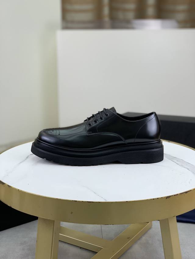 工厂价 原单品质，顶级版本 Ｐｒａｄａ 普拉达.男士商务休闲皮鞋，顶级牛货.1:1出货奢华尊贵全部采用进口原版擦色开边珠，只为打造更为舒适的穿着体验，鞋面：原版