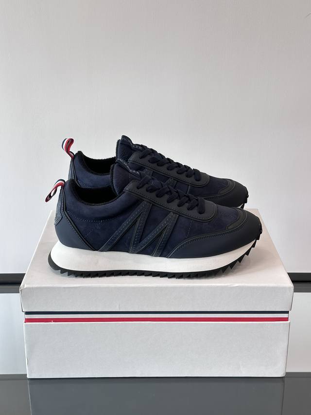 moncler 盟可睐 Pacey男士运动鞋出货，厚底百搭秋季新款运动鞋！Pacey织物和牛巴革运动鞋是男士系列的单品，彰显时尚美学和复古风格。 柔软鞋面反绒皮