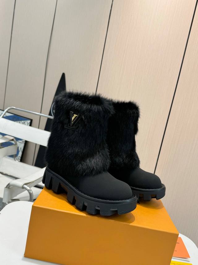 被问爆的lv羊毛女靴 时髦精冬日战靴 姐妹们，冬天的战靴挑好了没？今天必须给你们分享路易威登这双宝藏羊毛女靴，真的是每年拿出来穿都还是会心动的程度~ 一脚蹬设计