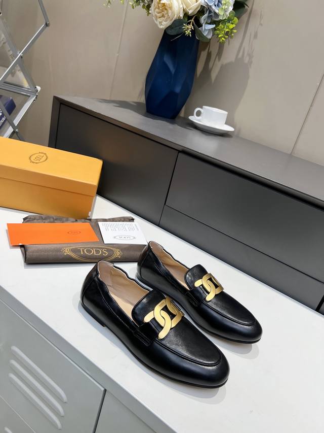 Tod S 托德斯最新款 刘诗诗同款乐福鞋平底鞋 专柜新品经典双扣英伦风乐福单鞋，款式简洁大气，舒适时尚淑女气质十足乐福鞋懒人休闲必备面料柔软真皮材质，搭载质感