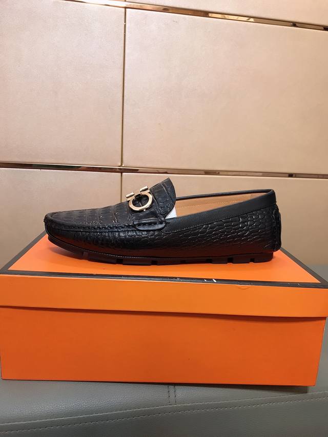 工厂价 菲拉格幕 Ferragamo 新款男士豆豆鞋高品质做工精细，高端奢华鞋面采用进口意大利压纹牛皮，猪皮内里橡胶耐磨防滑大底，穿着透气舒适高品味男士首选码数