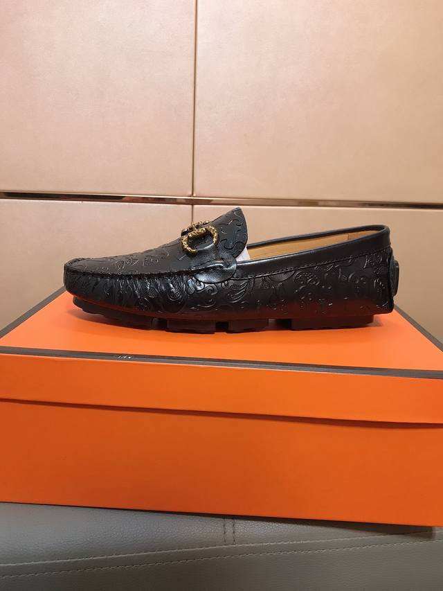 工厂价 古奇gucci 男士品质休闲豆豆鞋。懒人套脚乐福款 此款面料采用进口牛皮，猪皮内里 ，更为高档 ，防滑耐磨橡胶大底驾车唯一选择，码数：可选38-44码