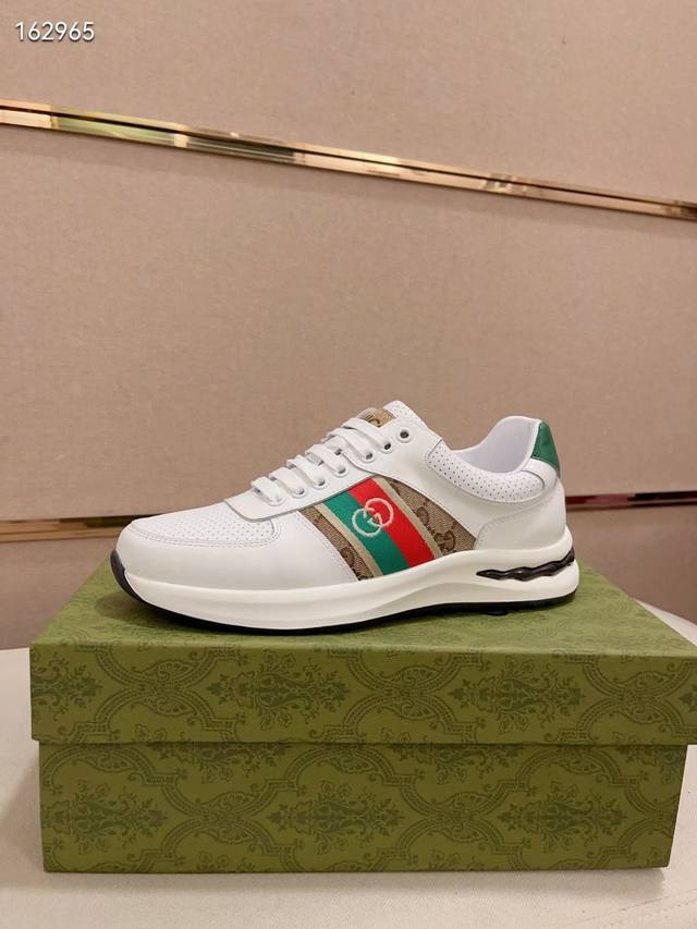 出厂价： Gucci 新款原版复刻！休闲鞋 独家原版开模，鞋面采用原版牛皮 舒适的羊皮内里配古奇高级材料精制而成，原版专柜鞋底，穿着舒适，质量做工都无可挑剔。码