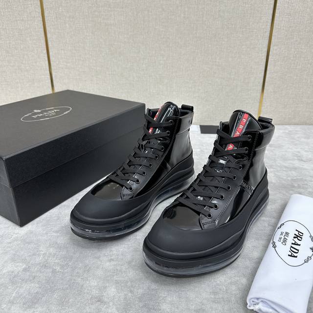 家新品 Prad* 普拉-达 纯原皮革气垫高帮靴 男士气垫鞋皮靴 采用进口 Napa 牛皮 开边珠亮皮制成 高帮系带设计 真皮鞋舌饰经典红标prad*字母徽章