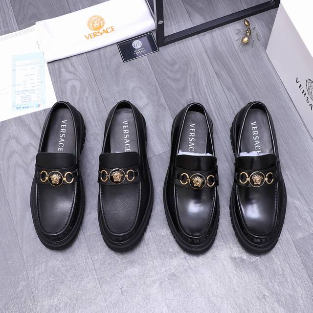 商品商标：Versace 范思哲 商务休闲皮鞋 正码码数: 38-45 商品材料：精选牛皮竖纹鞋面 牛皮内里 橡胶大底