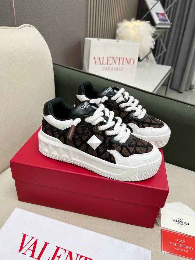valentin* 情侣款garavani One Stud 低帮小牛皮运动鞋 - 半哑光工艺效果处理超大铆钉细节 - 鞋跟和鞋舌装饰 Valentin* Ga