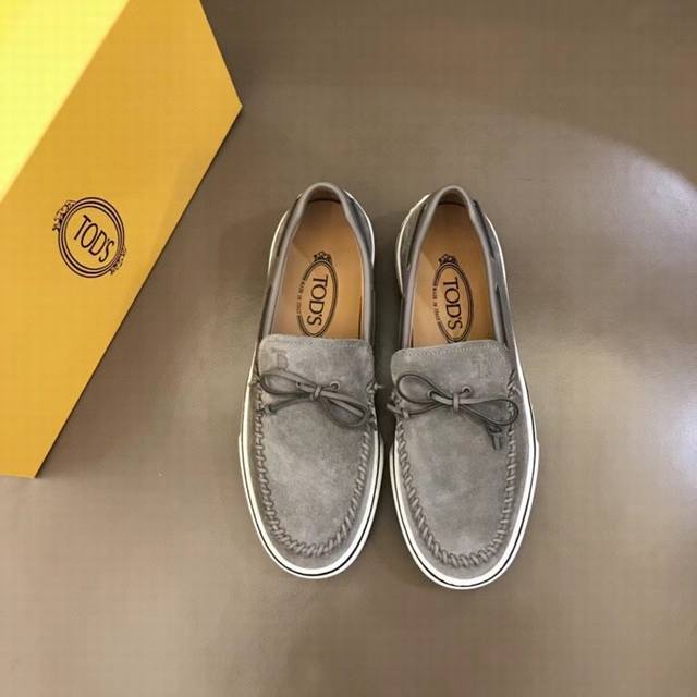 tod'S 2024Ss男士休闲乐福皮鞋，以头层牛皮制成，手工缝线，点缀皮革精巧横条装饰，橡胶鞋底轻巧舒适。Size：38-45，黑色 编号058