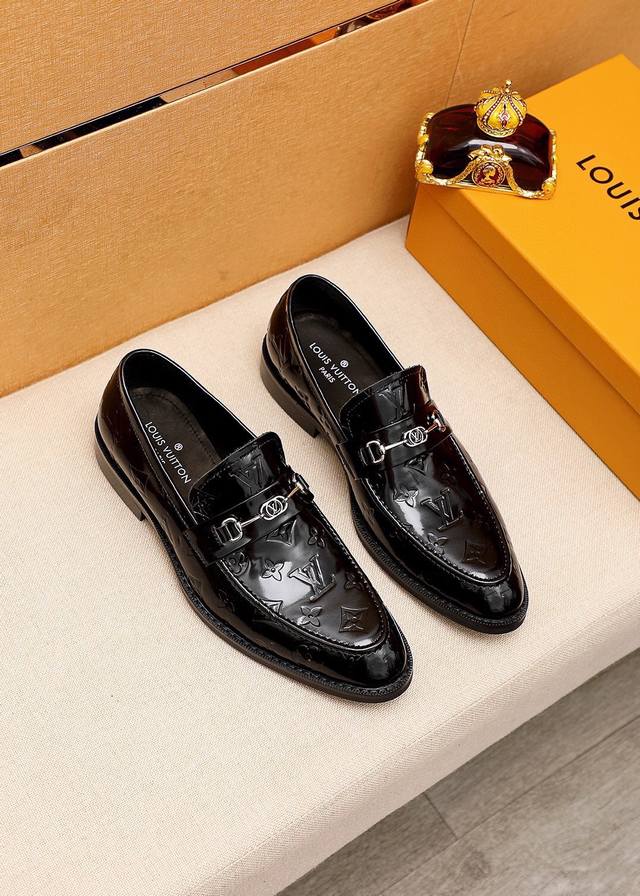商品商标：Louis Vuitton 路易威登 休闲皮鞋 正码码数: 38-44 45.订制 商品材料：精选 进口头层开边珠牛皮圧花鞋面+奢华五金扣，进口头层牛