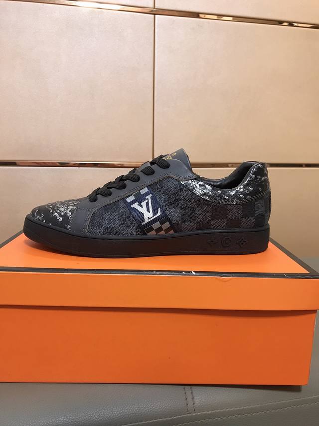 工厂价 路易威登 Lv 秋冬男士新款休闲鞋，鞋面选用品牌印花面料拼接设计，真皮内里，耐磨防滑大底，开车必备 ！3色可选！数码：38-44